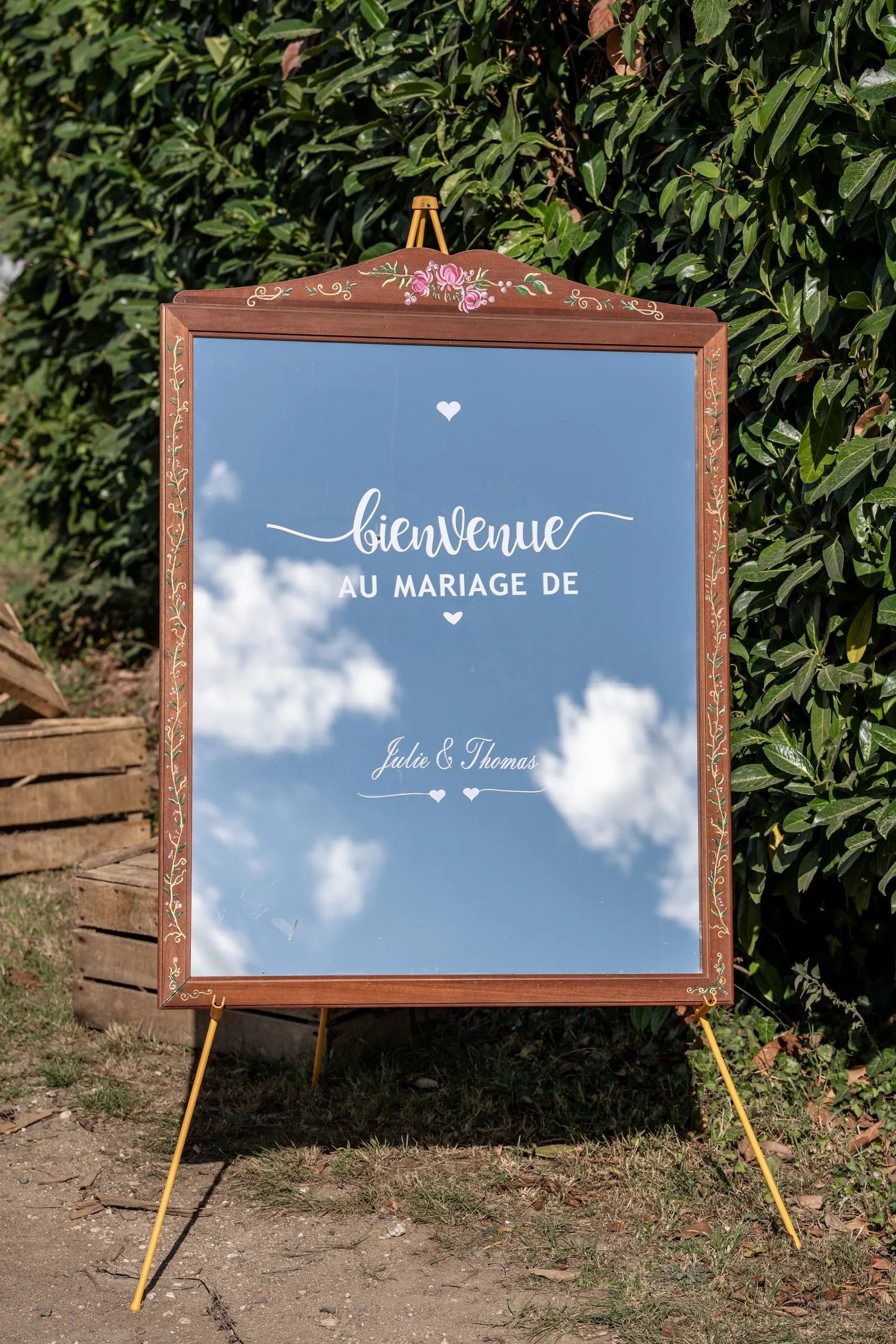 Miroir de bienvenue posé sur un chevalet à l'entrée d'un domaine de mariage dans les Ardennes